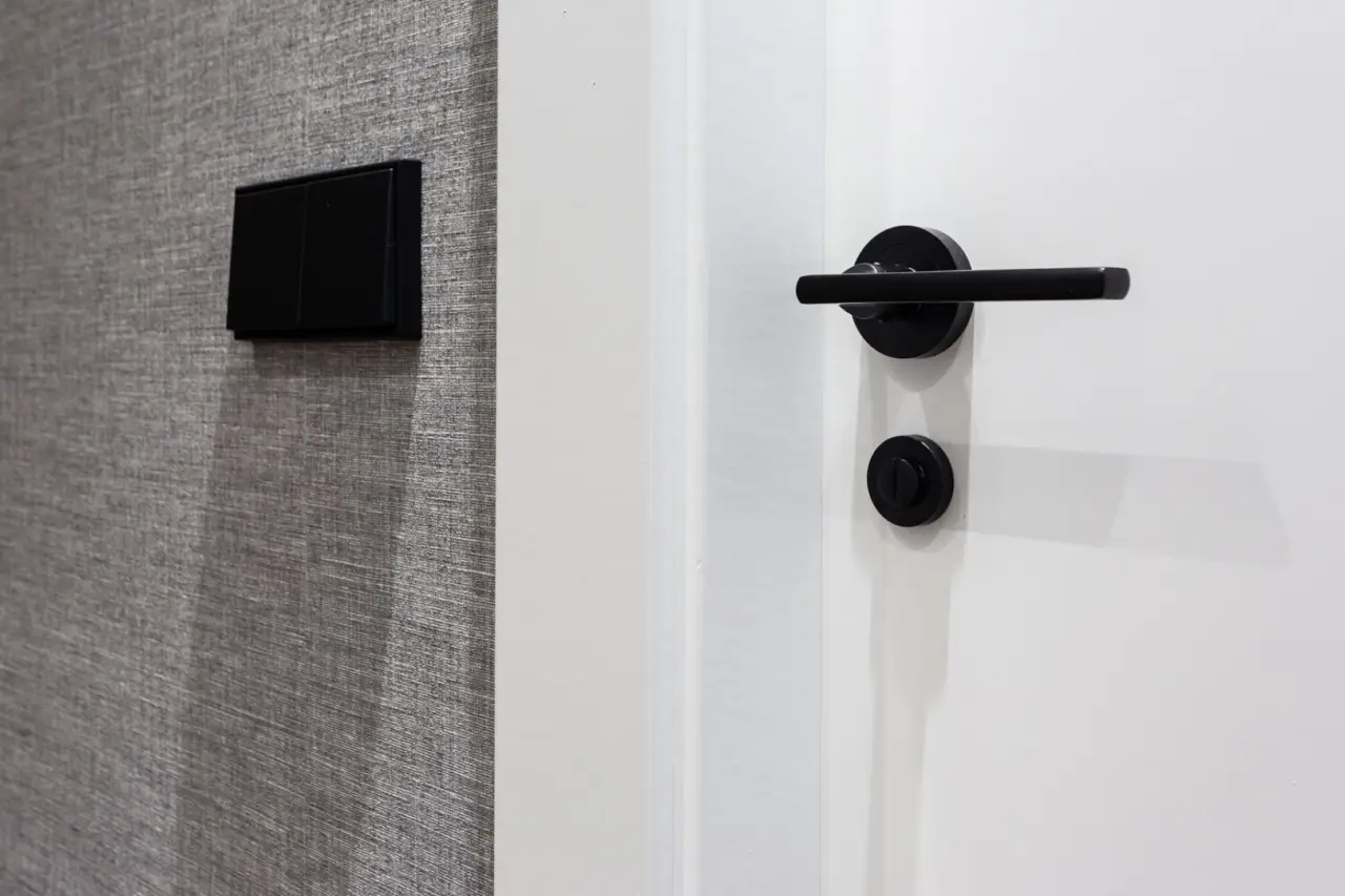 Le tue porte bianche sono ingiallite dal fumo? Ecco il trucco rapido per farle tornare splendide