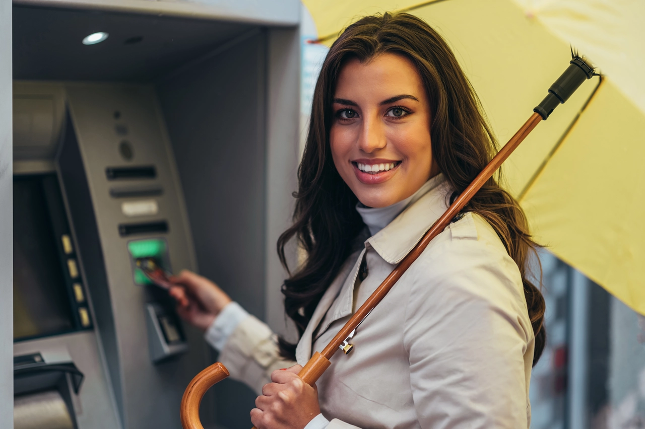 Risparmia centinaia di euro all’anno: ecco come usare il conto corrente nel 2025